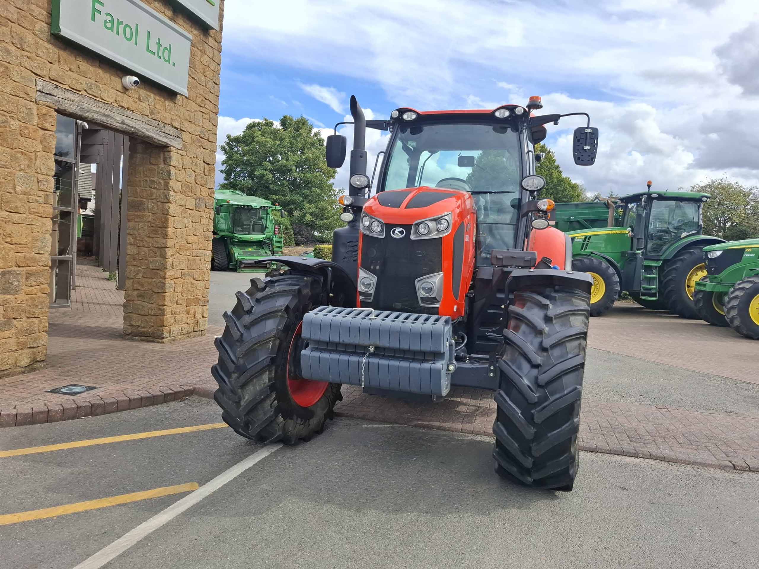 Kubota M7153