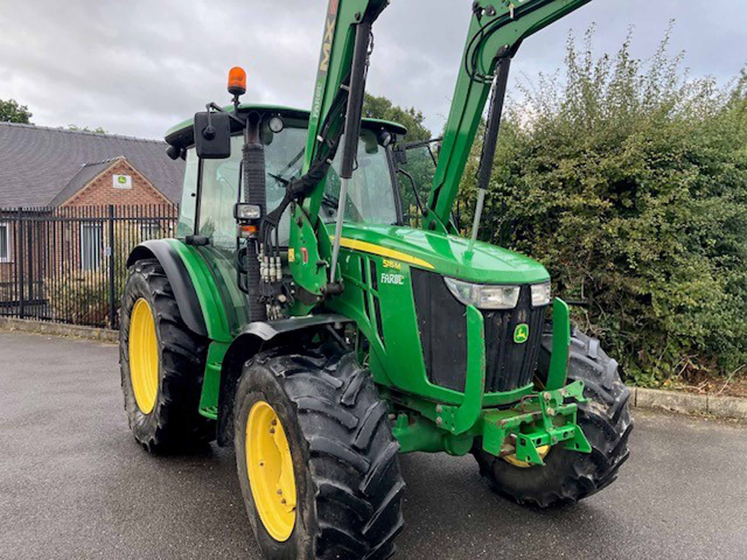John Deere 5115M