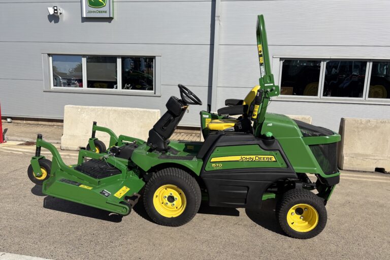 John Deere 1570 C/w 72" rear discharge deck