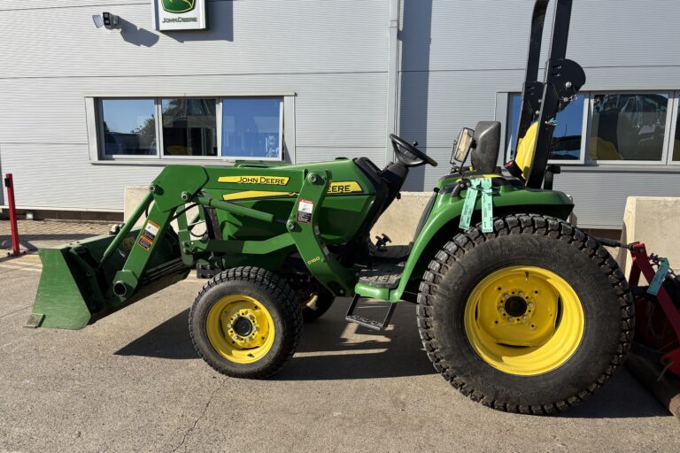 John Deere 3036E compact tractor with Loader