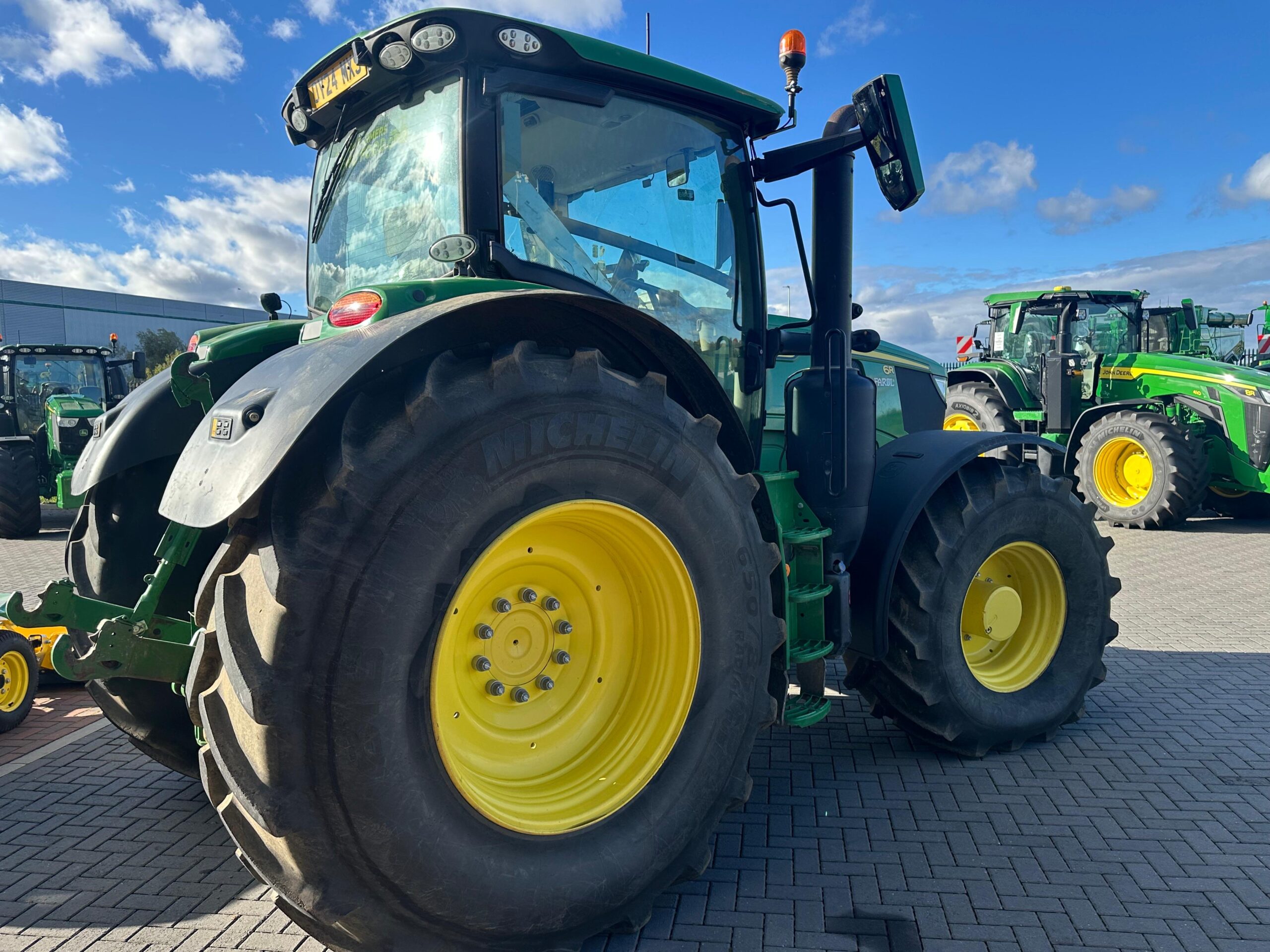 John Deere 6R 215
