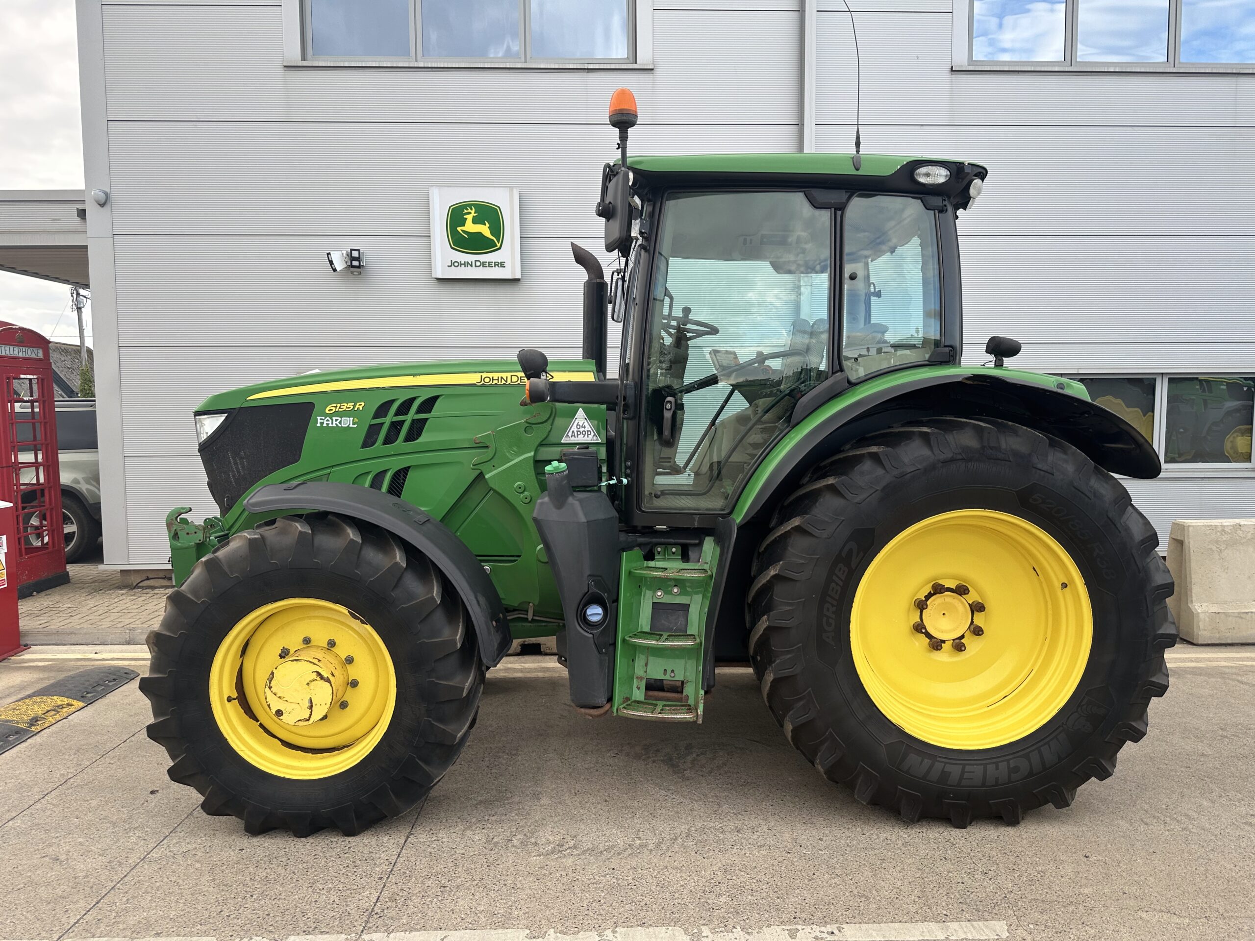 John Deere 6135R