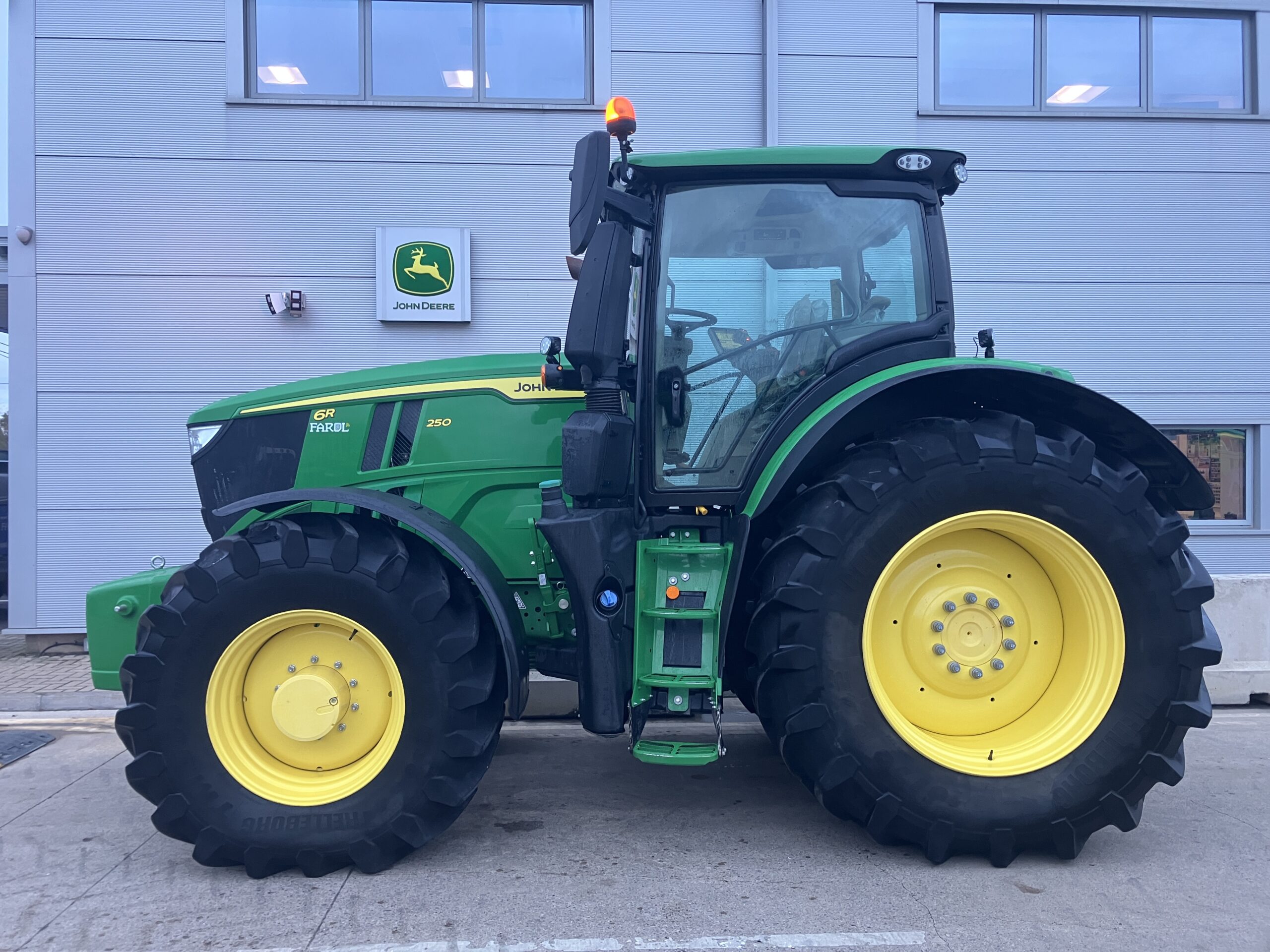 John Deere 6R 250