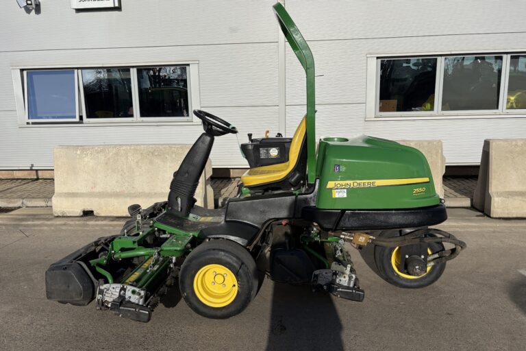 John Deere 2550 Greens Mower