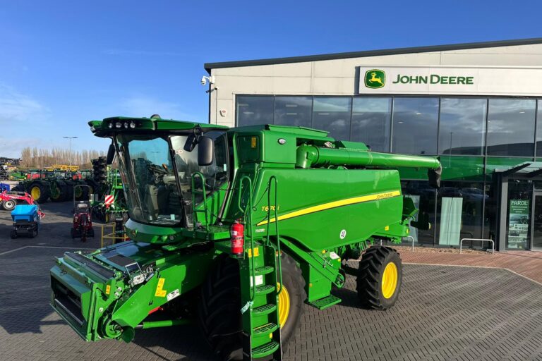 John Deere T670