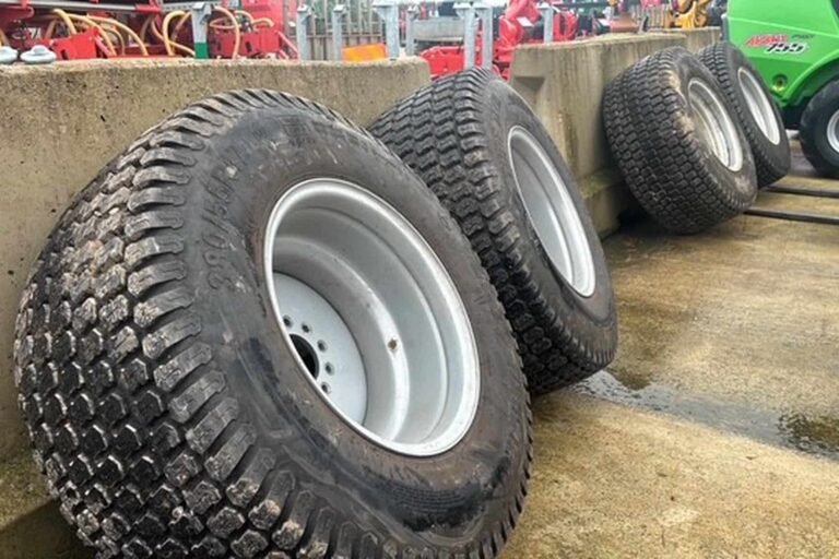 AVANT 860I WHEEL AND TYRE SET - TURF TYRES