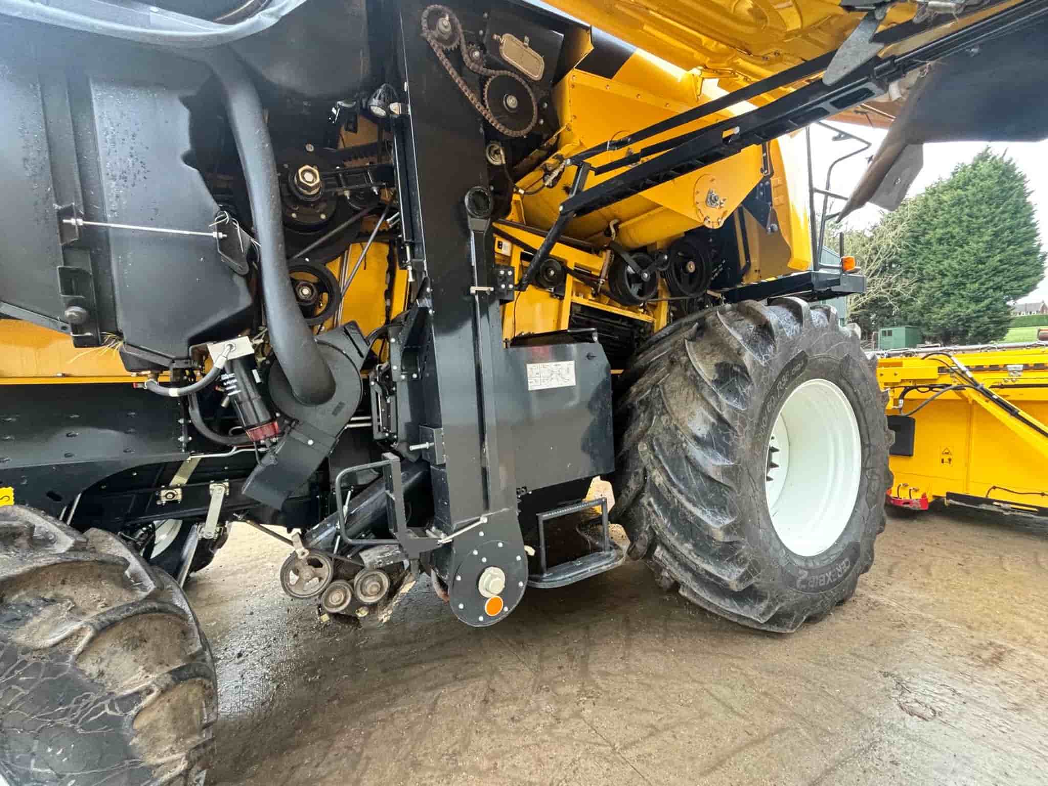 New Holland CR8.90