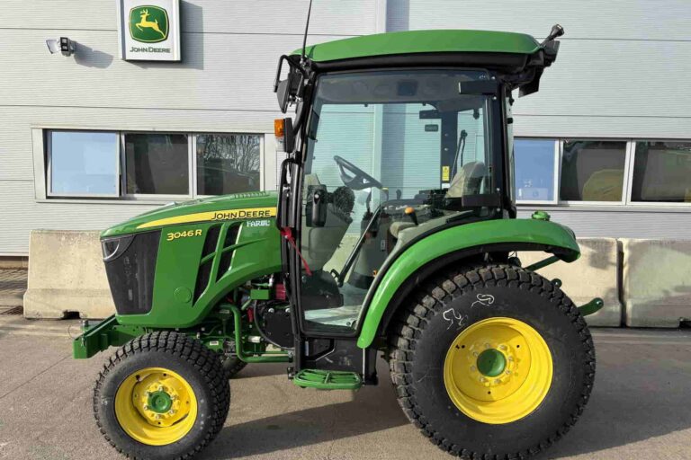 John Deere 3046R Compact Tractor