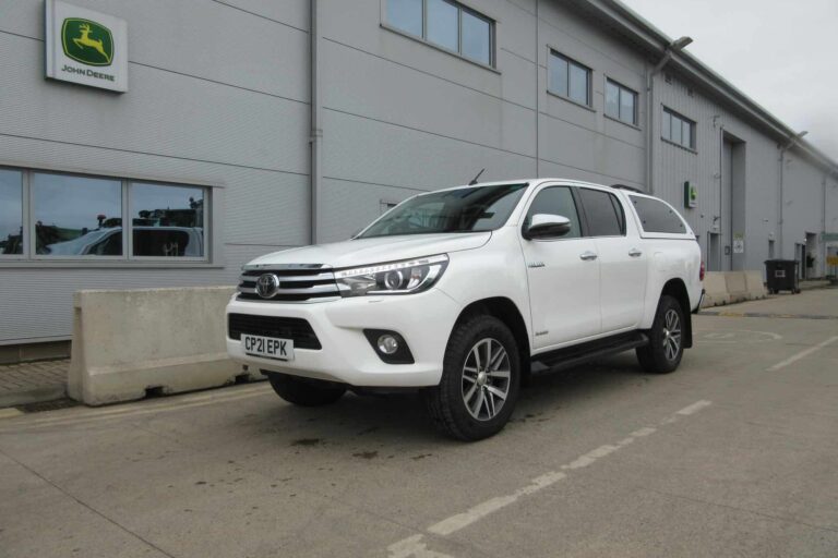 TOYOTA HILUX INVINCIBLE