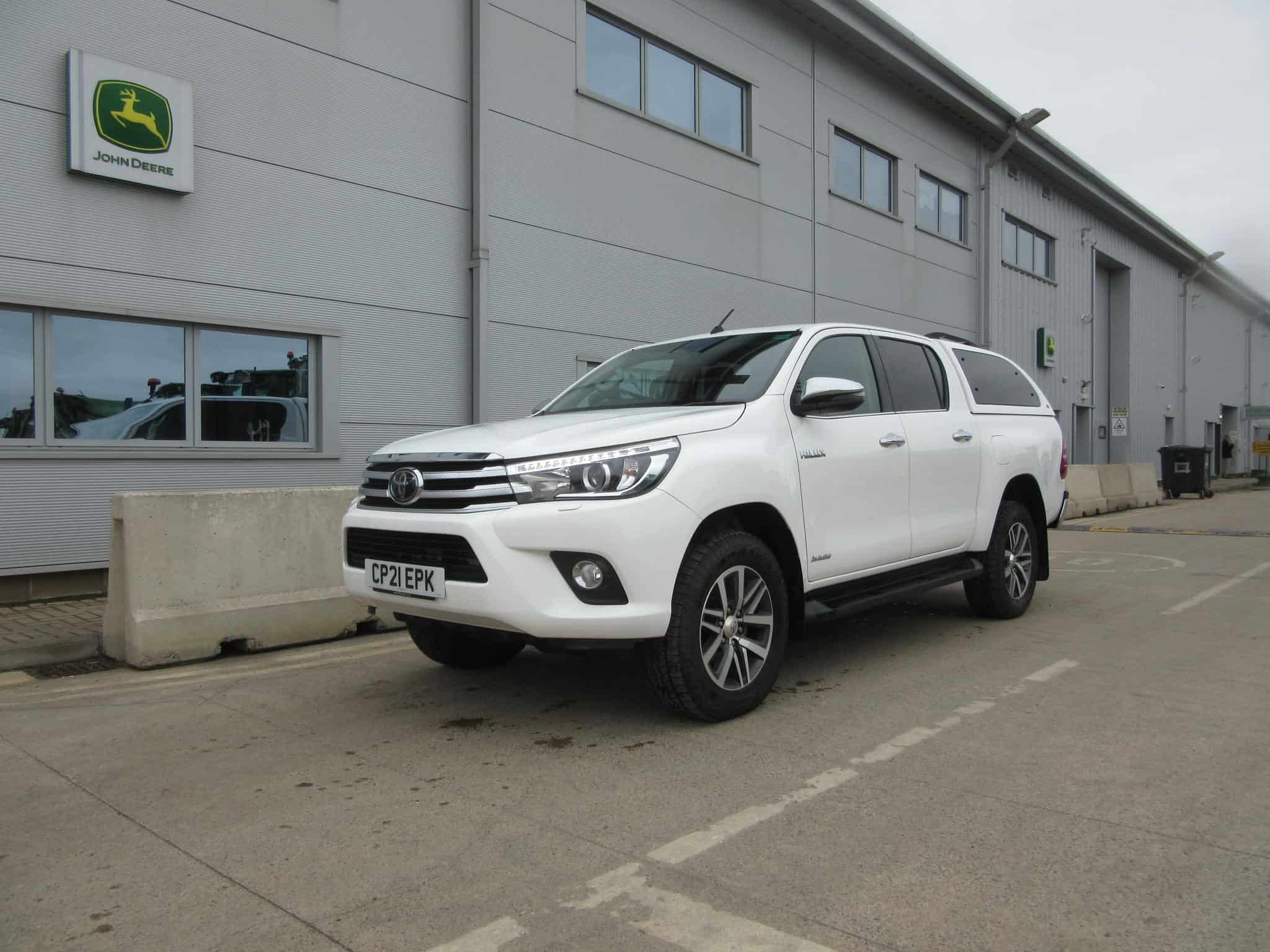 TOYOTA HILUX INVINCIBLE