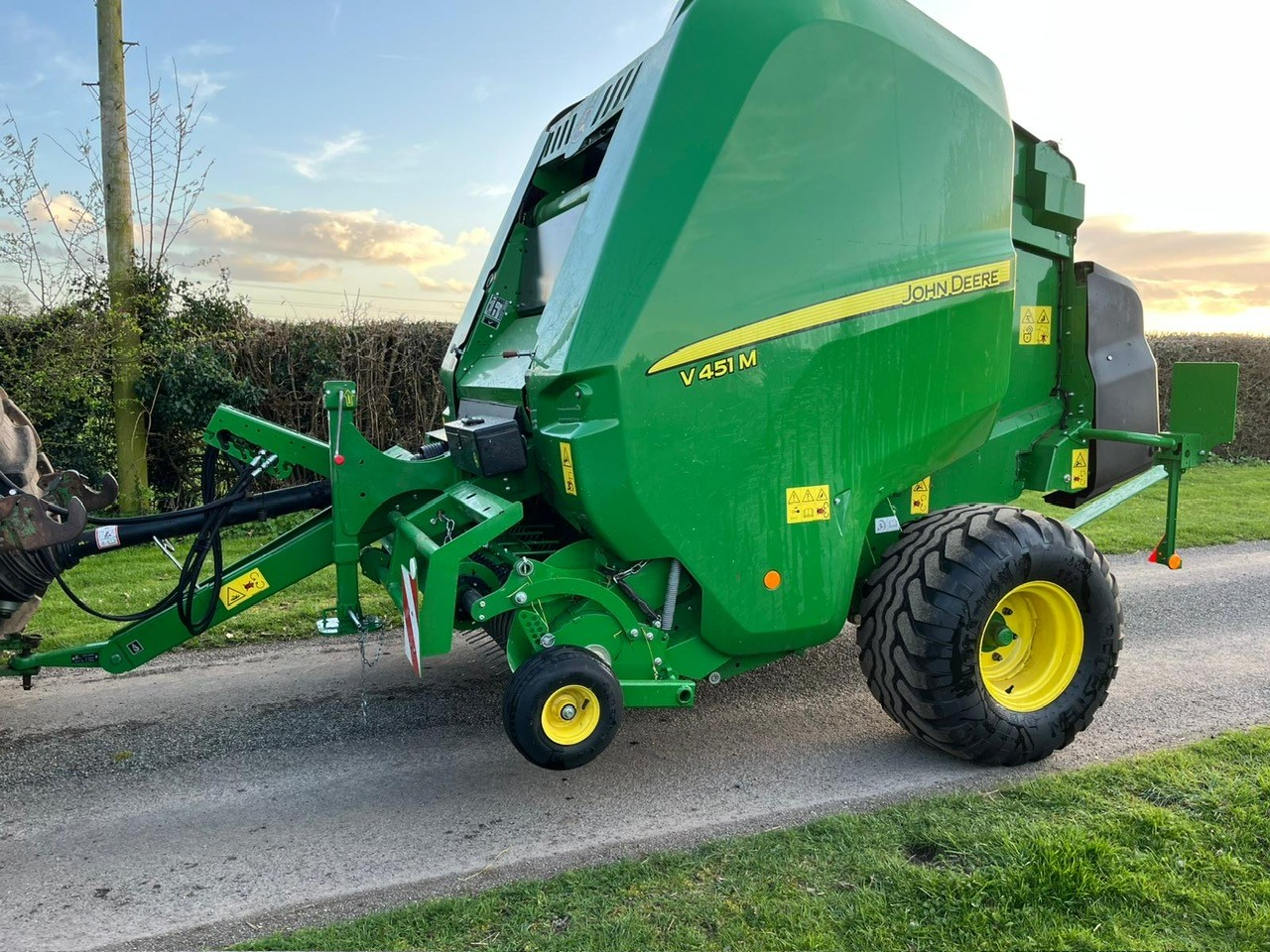 John Deere V451M