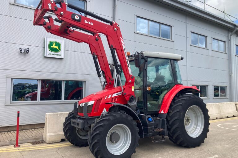 Massey Ferguson 5613 + 946 Loader