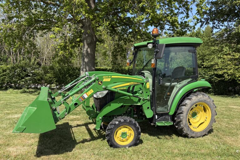 John Deere 3046R with 320R Loader