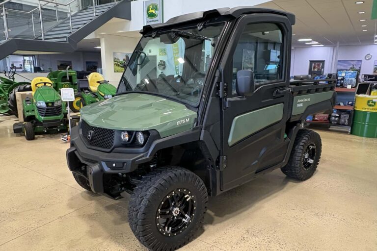 John Deere XUV875M Gator. Predator tire