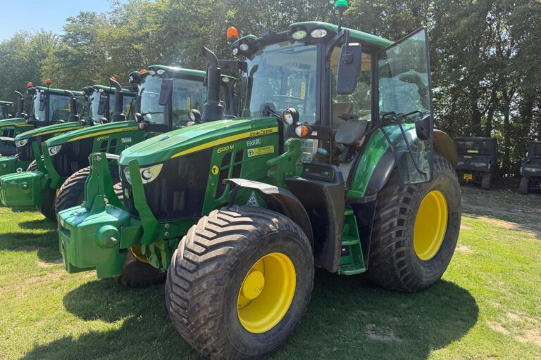 John Deere 6120M + Loader
