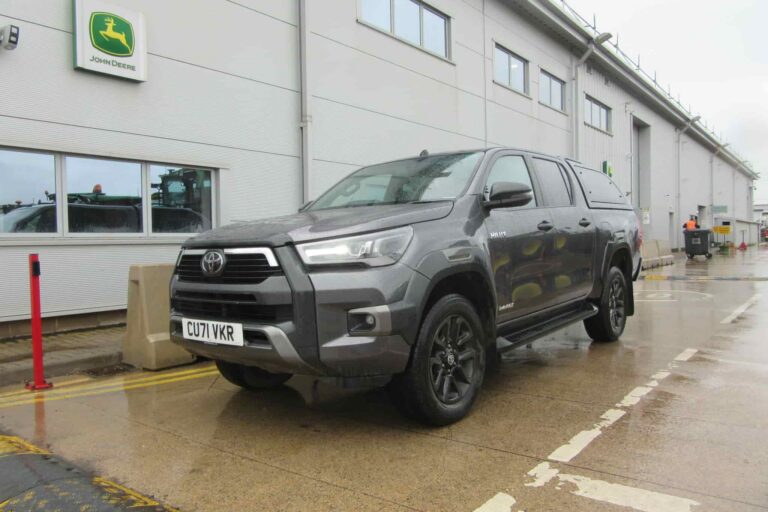 TOYOTA HILUX INVINCIBLE X