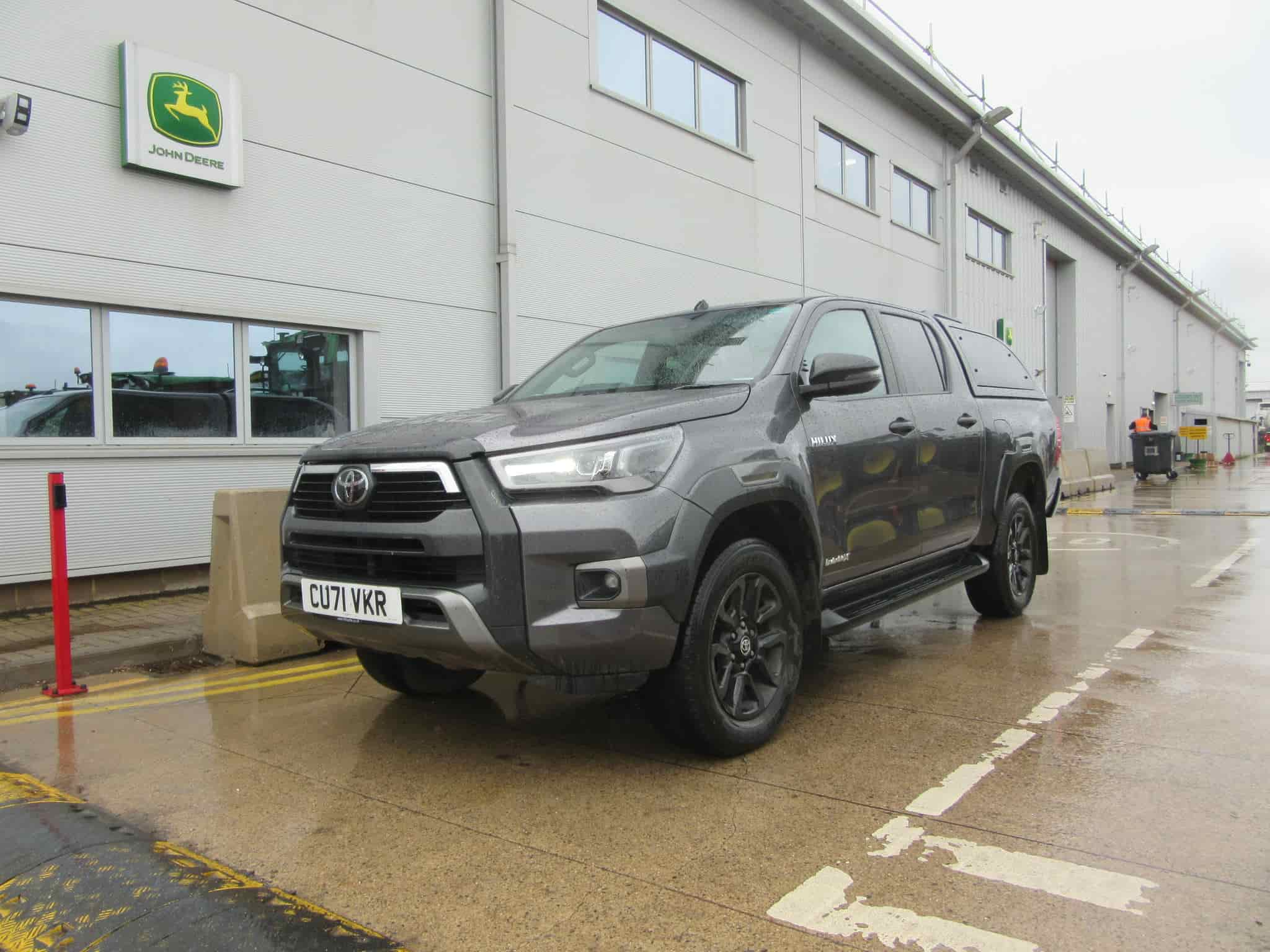 TOYOTA HILUX INVINCIBLE X