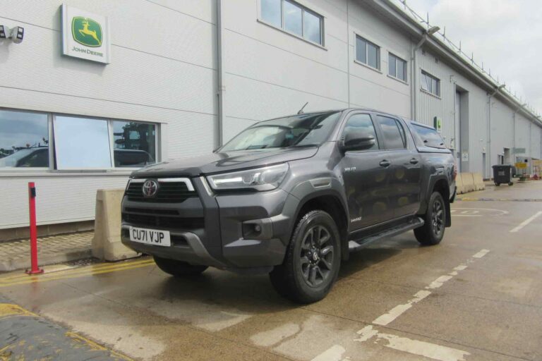 TOYOTA HILUX INVINCIBLE X