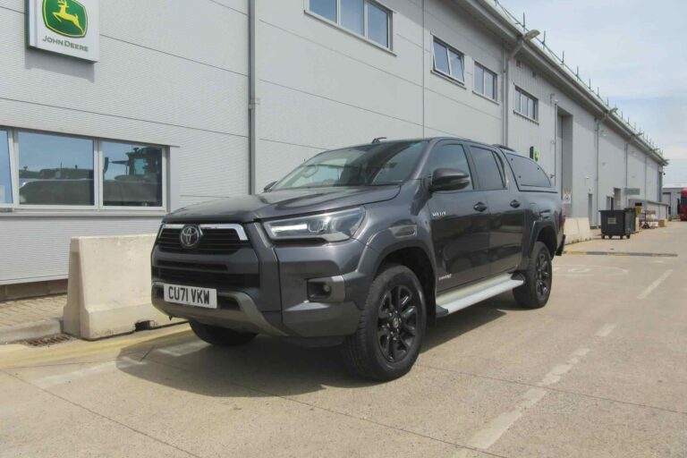 TOYOTA HILUX INVINCIBLE X