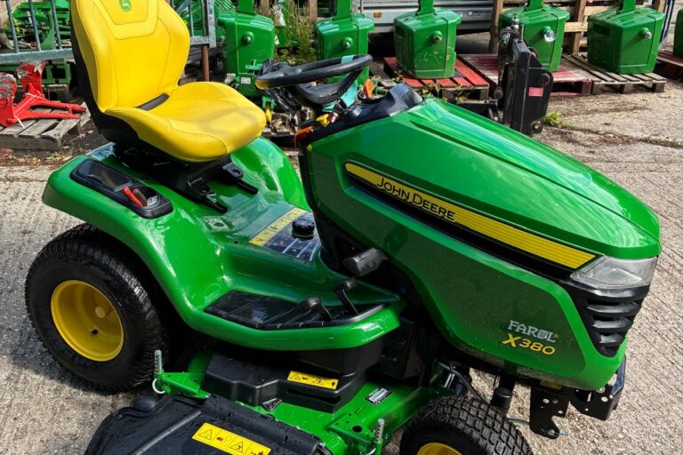 John Deere X380 Lawn Tractor