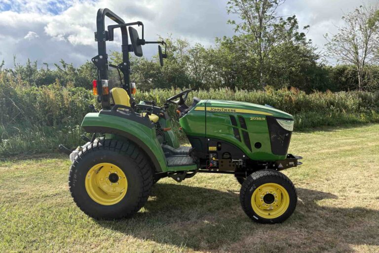 John Deere 2038R Compact tractor