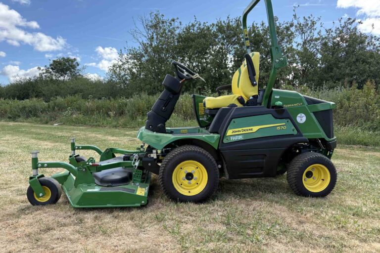 John Deere 1570 Outfront with 62 inch Rear discharge deck