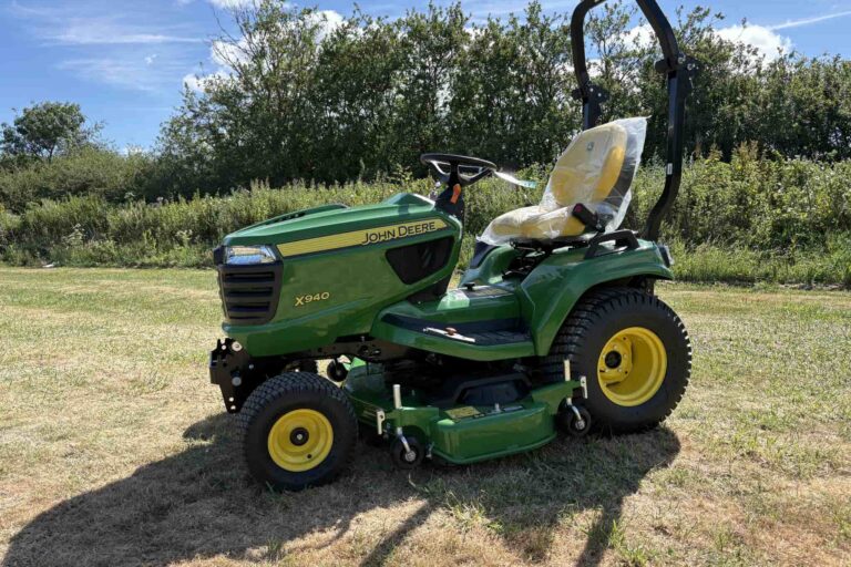 John Deere X940 Commercial Ride on mower