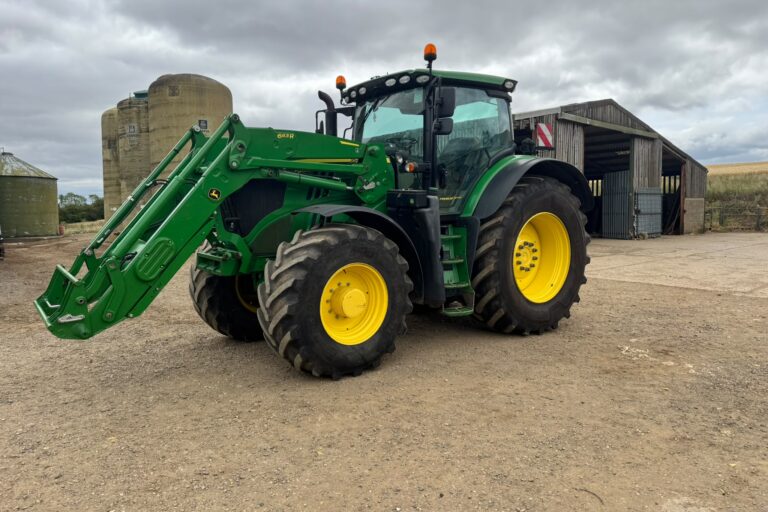John Deere 6215R + 663R Loader