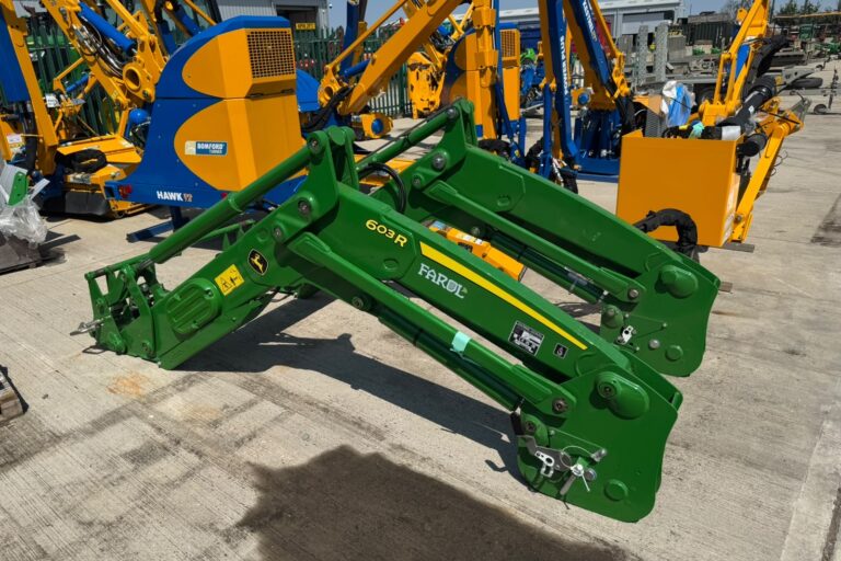 John Deere 603R Loader