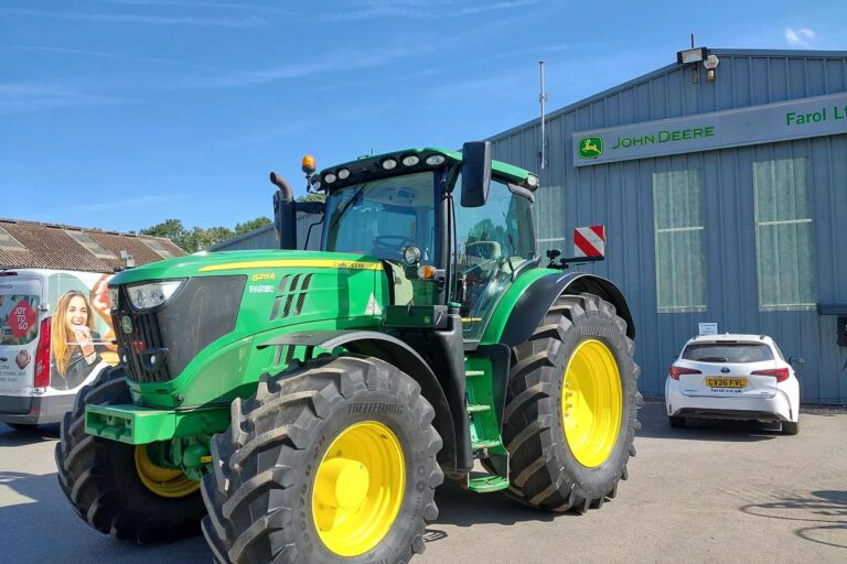 John Deere 6215R