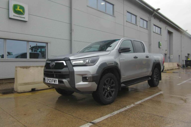 TOYOTA HILUX INVINCIBLE X