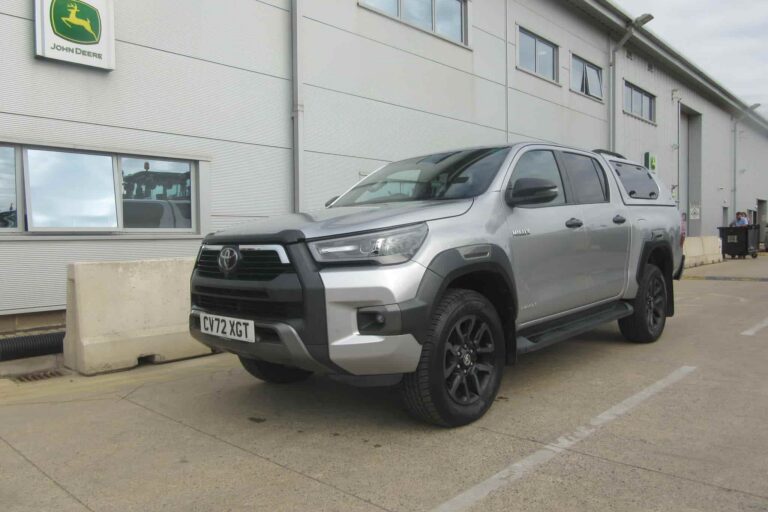 TOYOTA HILUX INVINCIBLE X