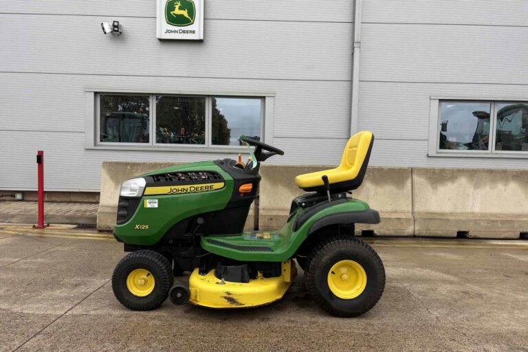 John Deere X125 Lawn Tractor